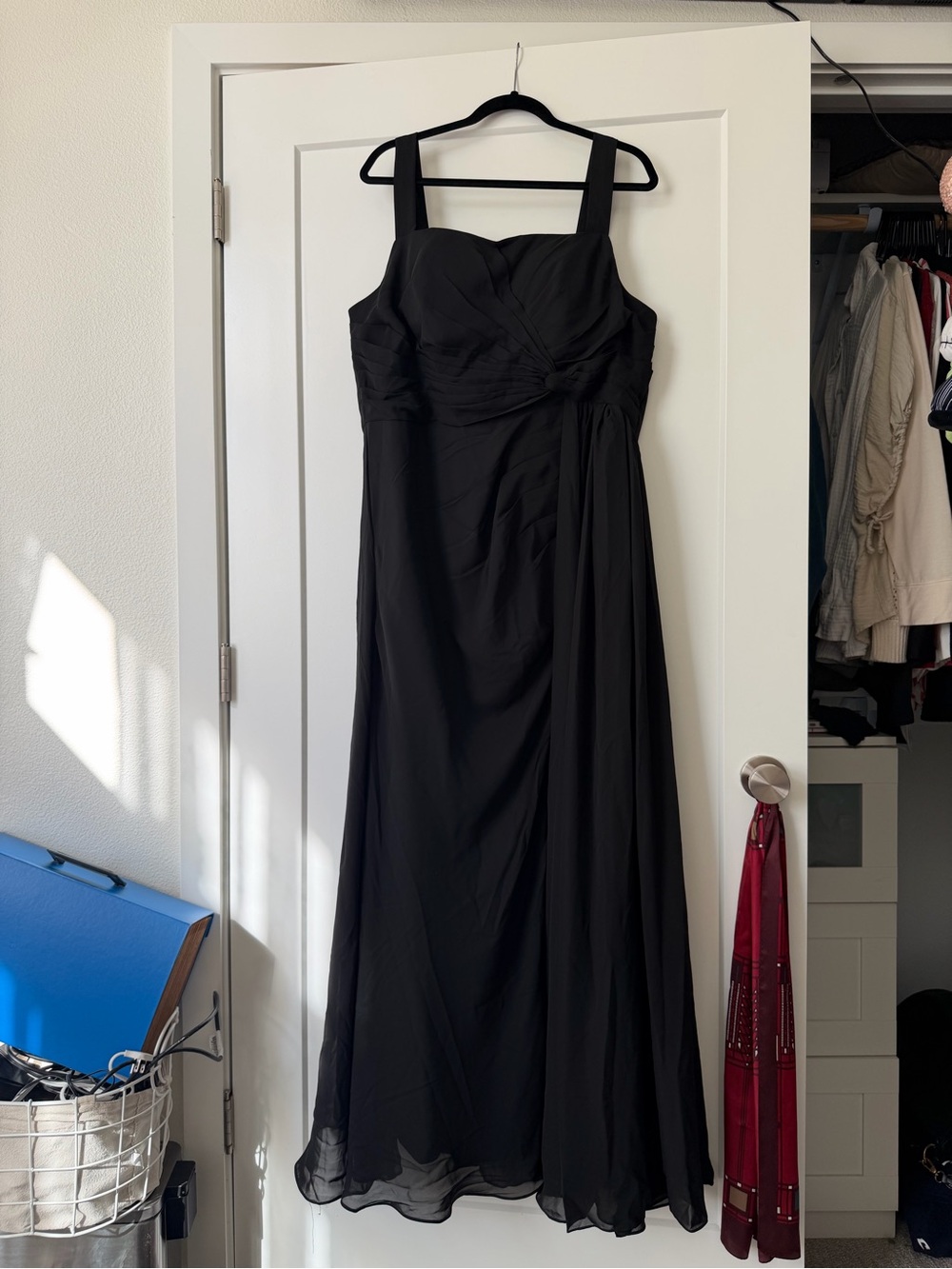 Elegant Black Sweetheart Maxi Dress with Wide Straps